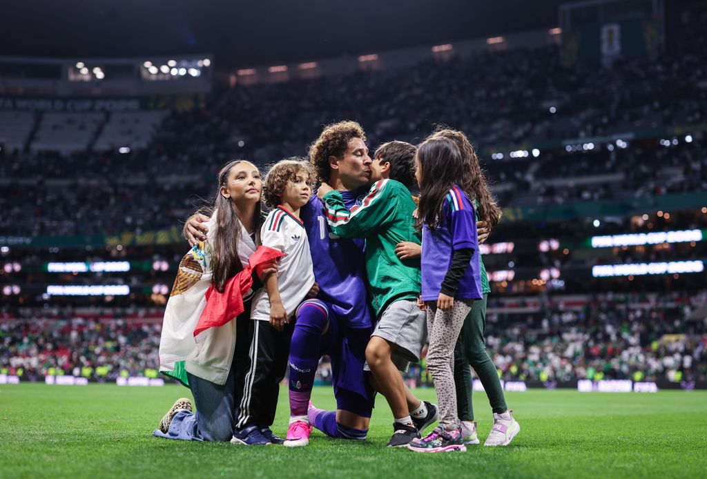 Memo Ochoa celebró con sus hijos este triunfo con el que deja huella en la historia del fútbol