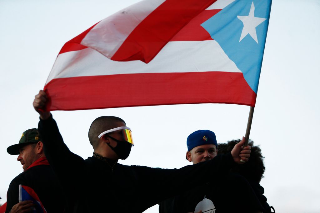 Bad Bunny y Residente en una manifestación en defensa de Puerto Rico