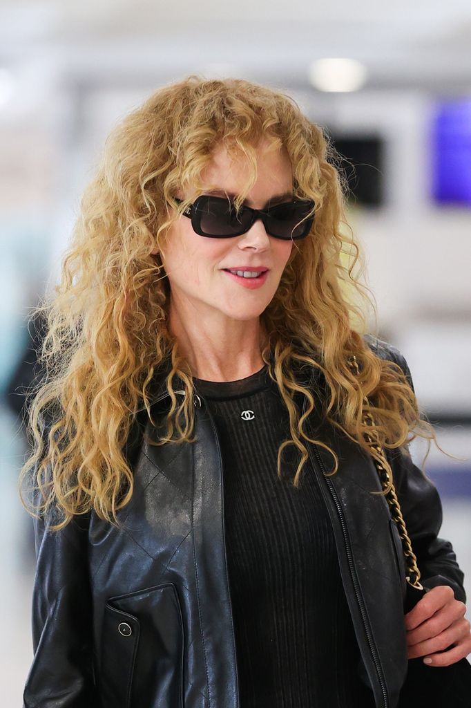Nicole Kidman con rizos largos y flequillo abierto.
