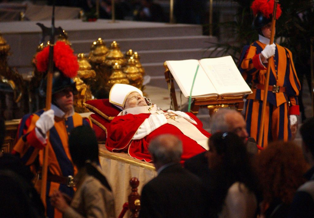 El Papa Juan Pablo en el interior de la Basílica de San Pedro