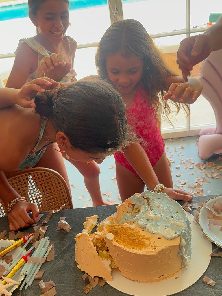 Sus hermanas la aventaron al pastel