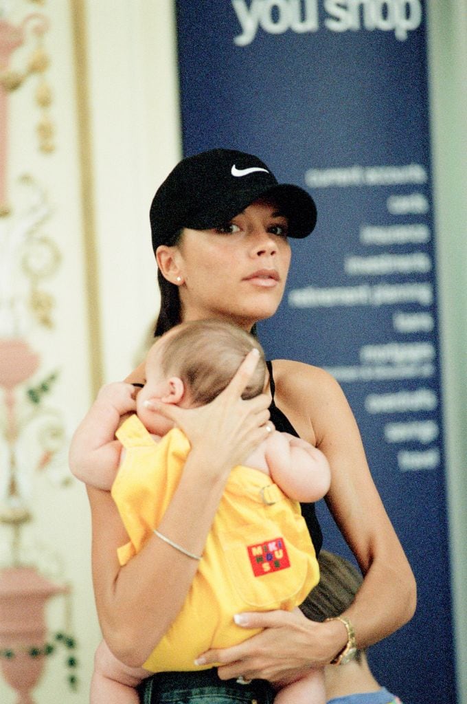 Victoria Beckham cargando a su hijo Brooklyn recién nacido en septiembre de 1999.
