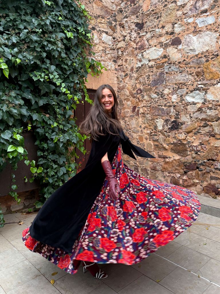 Invitadas con guantes y capa para invierno