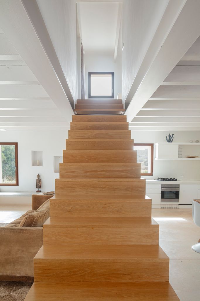 Escalera con peldaños de madera