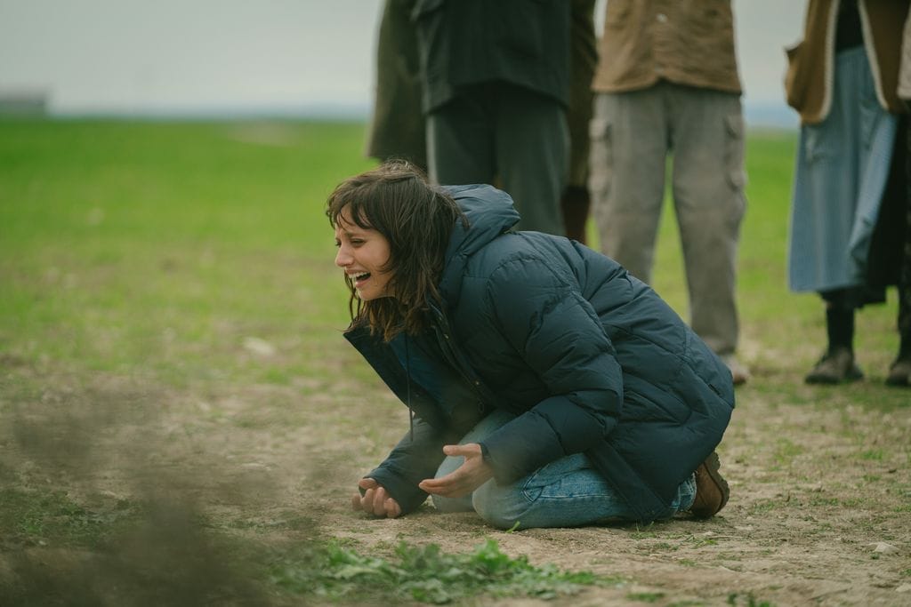 Michelle Jenner en Sonia, una trabajadora de una ONG que deberá mediar en las tensiones con los inmigrantes que llegan al pueblo