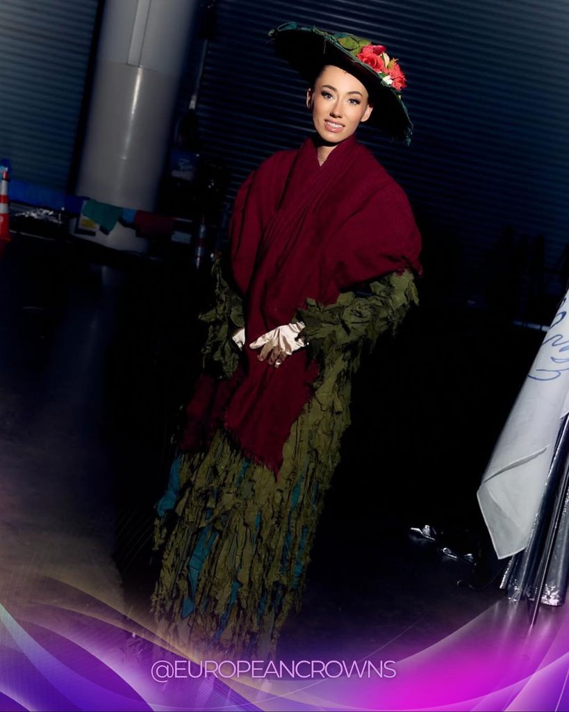 Miss Universe Gran Bretaña, Danielle Latimer, sufre caída en la muestra de trajes típicos.