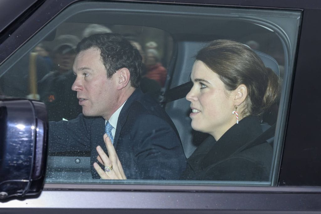 Jack Brooksbank y la Princesa Eugenie en el almuerzo de Navidad de la Familia Real en el Palacio de Buckingham.