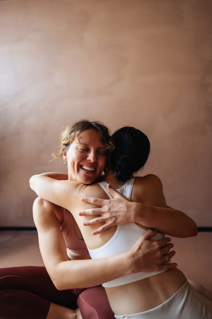 Dos amigas dándose un abrazo