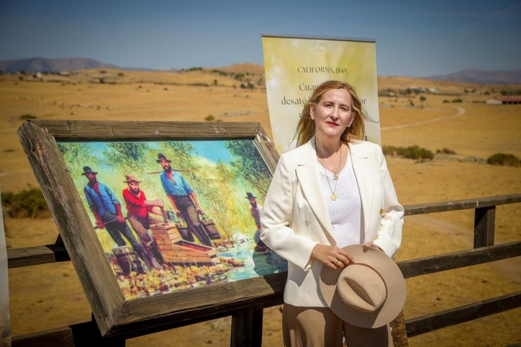 Luz Gabás regresa tras ganar el Premio Planeta con una novela ambientada en la California de la fiebre del oro, un territorio de ambición, viajes y tensiones a mediados del siglo XIX