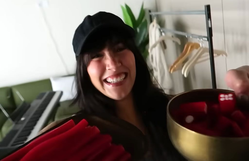 La cantante muestra, divertida, los bowls de chucherías que tiene en su camerino.
