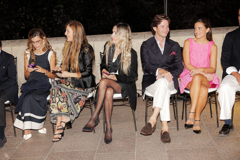 De izquierda a derecha: Alejandra Domínguez, Victoria Ortiz, Clara Courel, Rafael de Cominges e Isabel Hernáez en el 'front row'.