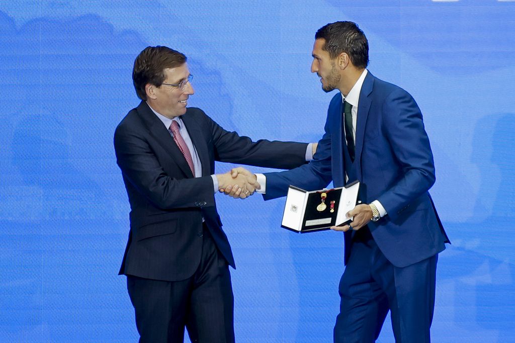 Koke Resurrección recibiendo su Medalla de Madrid
