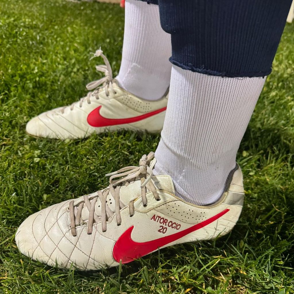 Primer plano de las Botas de fútbol de Naia Ocio con el nombre de su padre grabado