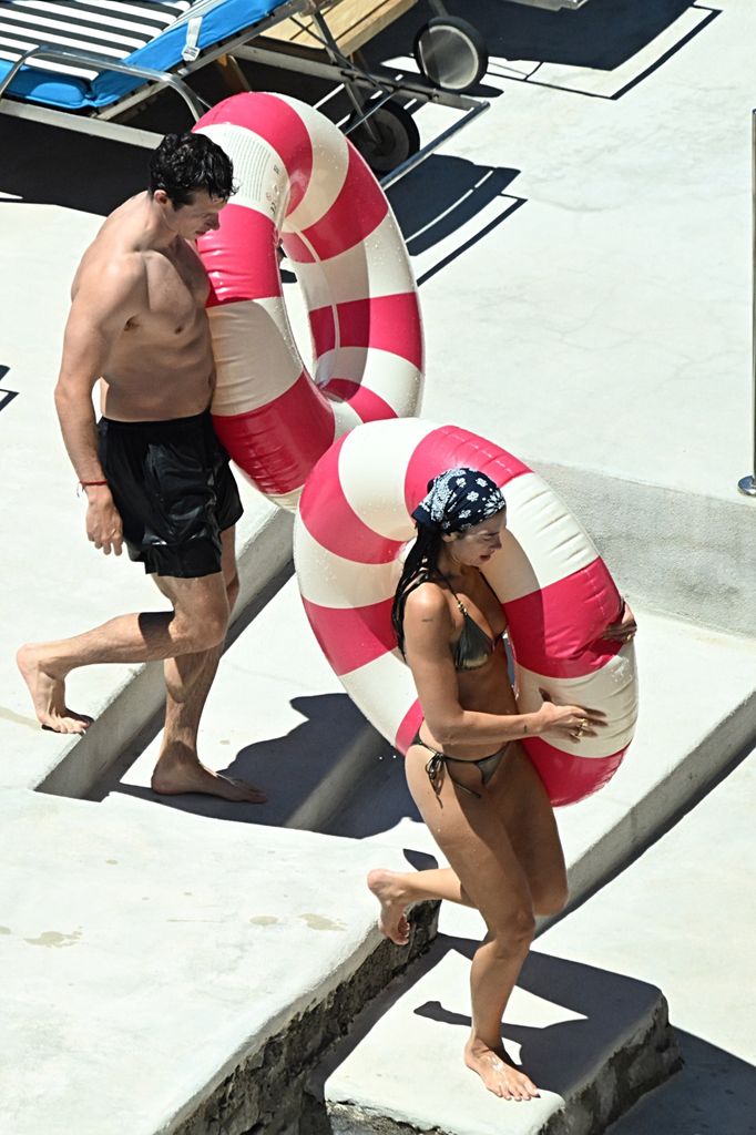 Los recién casados Dua Lipa y Callum Turner lucieron como una pareja profundamente enamorada mientras disfrutaban del sol en la impresionante Costa Amalfitana durante su romántica luna de miel en Italia.