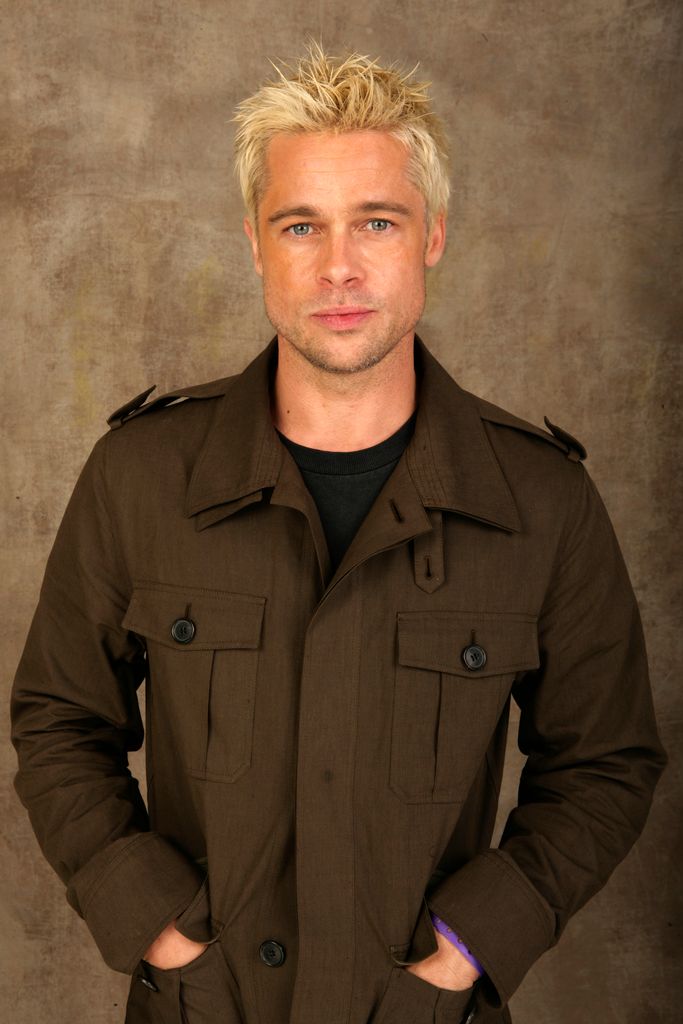 Brad Pitt se atrevió en 2005 con un pelo completamente decolorado, pero rubio platino en lugar de naranja