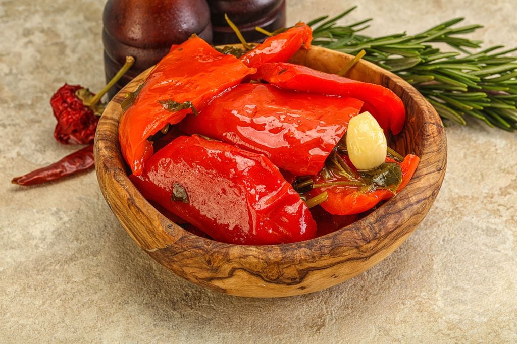 Pimientos rojos asados con ajo y hierbas aromáticas