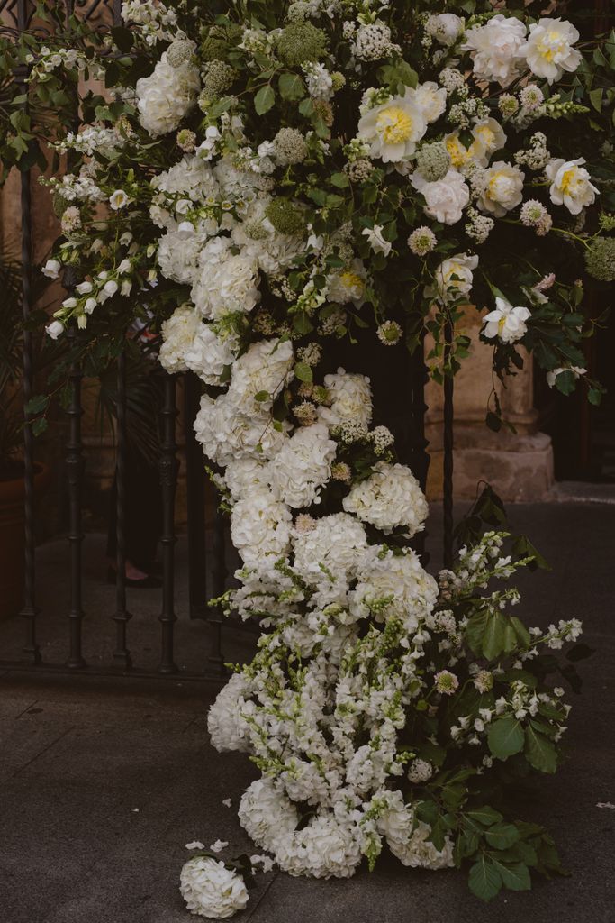 Decoración entrada de la iglesia en la boda