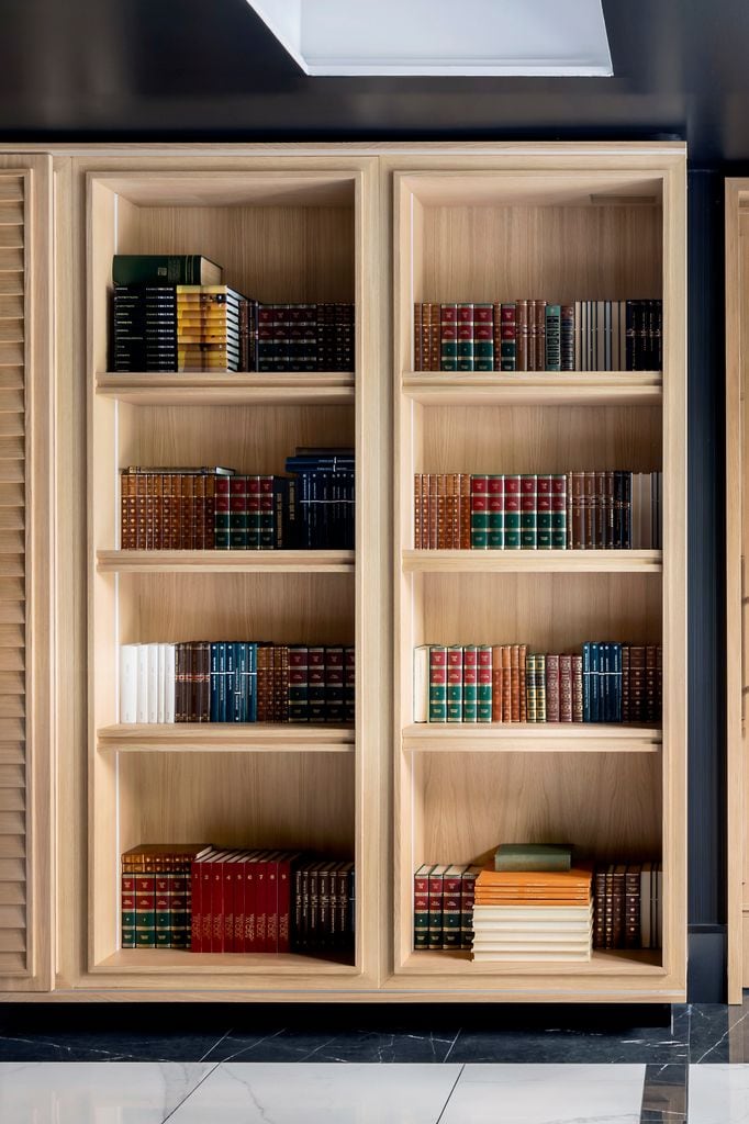 Estantería de madera con libros clásico