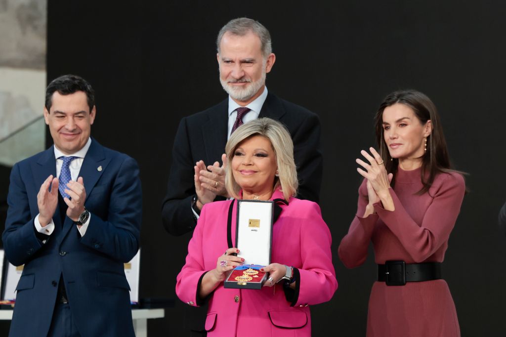 Plano medio de Terelu Campos recibiendo la medalla de oro de su madre en el escenario