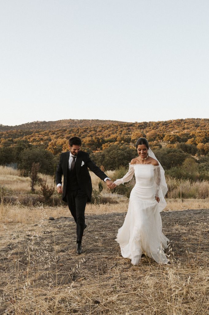 Vestido de novia bardot viral de Lola Martín Atelier boda Córdoba