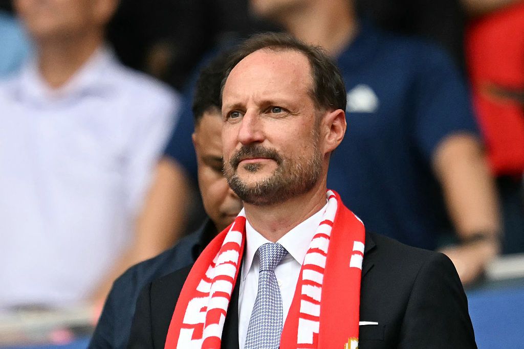 Gesto serio del príncipe Haakon tras la derrota de Noruega
