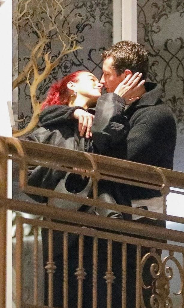 dua lipa y callum turner beso