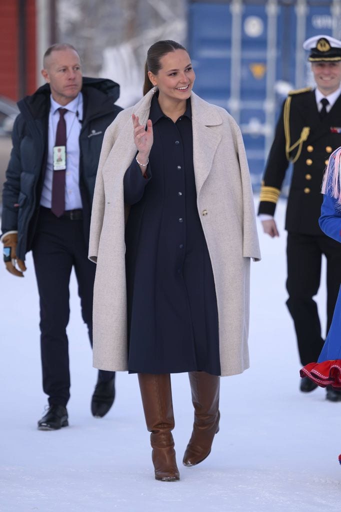 Sonriente y cómoda, la hija de Mette-Marit sigue así los pasos de sus abuelos, los reyes Harald y Sonja