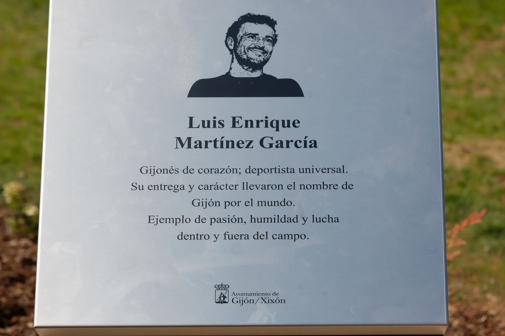 Detalle de la placa homenaje a ‘Lucho’,  motivo de orgullo y un ejemplo de esfuerzo, dedicación y valores para el pueblo de Gijón