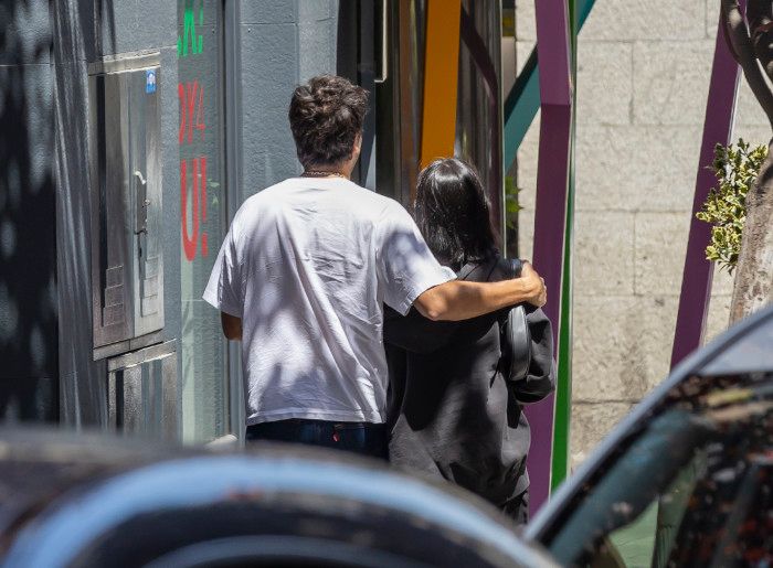 La pareja dando un paseo abrazados