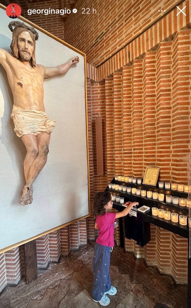 Una de las hijas de Cristiano Ronaldo con 'Gio' en la iglesia.