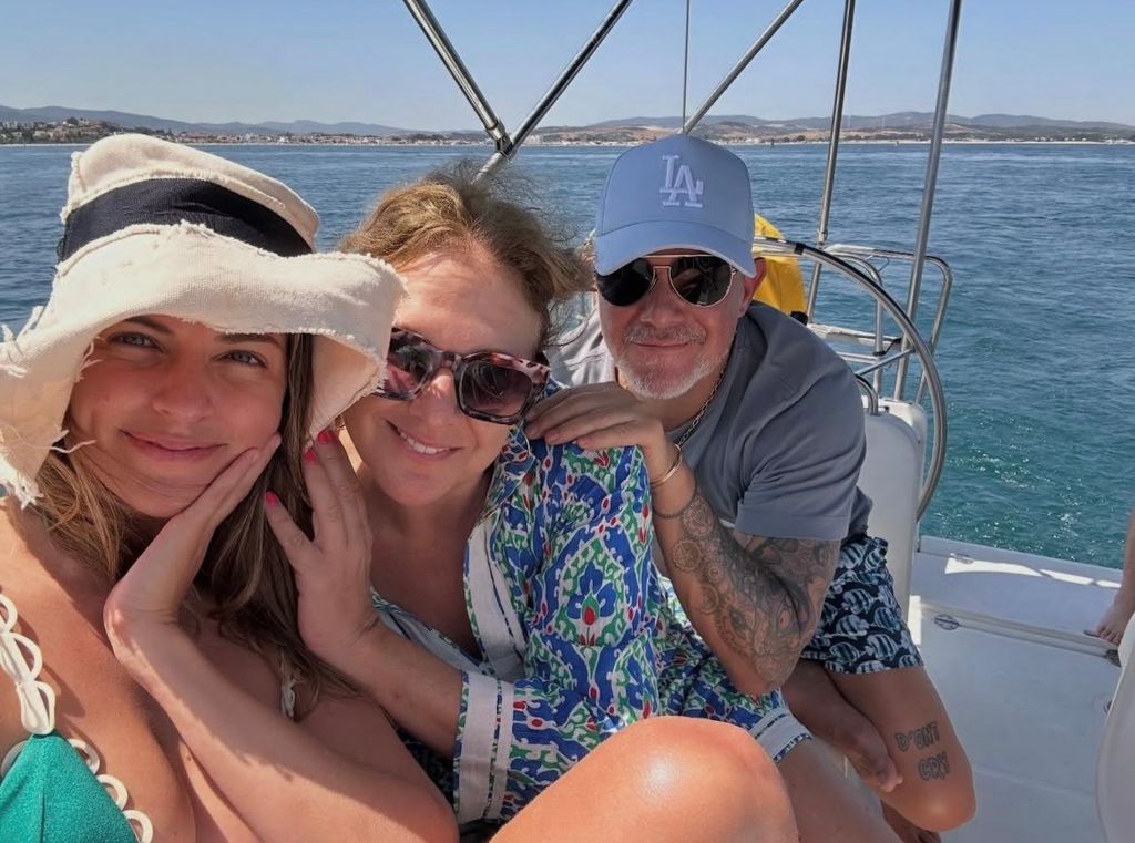 Alejandro Sanz y Stephanie Cayo junto a una amiga