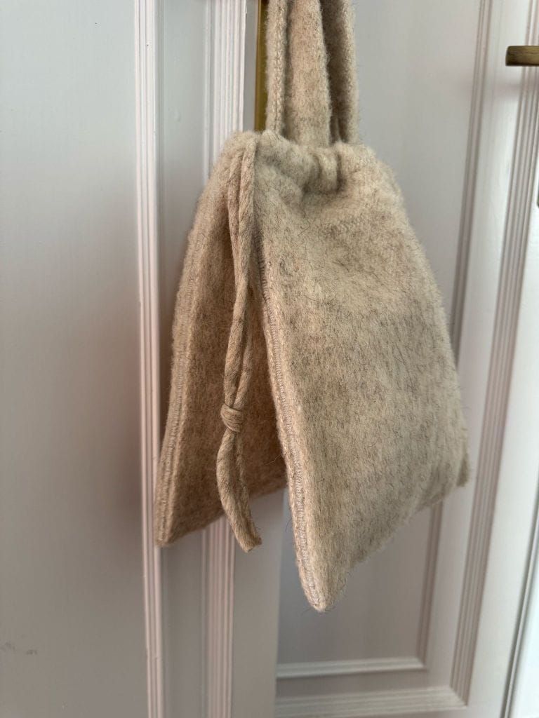 El bolso exclusivo de la reina Letizia pertenece a la colección Paños de Guirra.