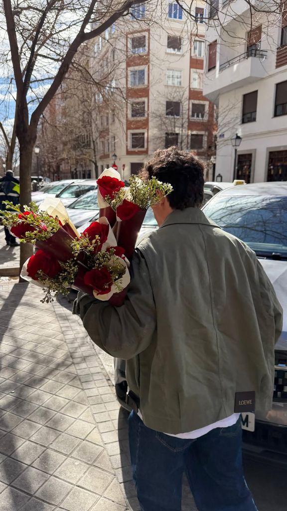 Las rosas rojas que Marc repartió en la celebración de cumpleaños