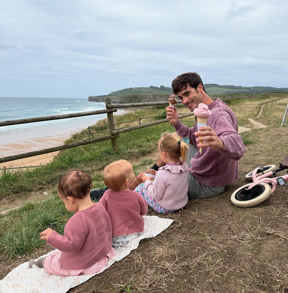 Luis Zamalloa, marido de Marta Pombo, con sus tres hijas