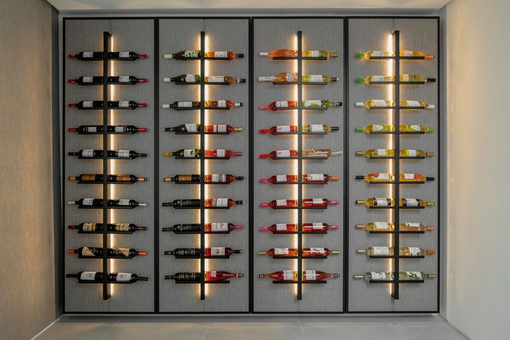 Vinoteca que exhibe la colección de caldos