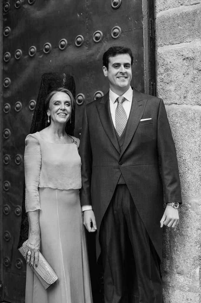 Madre e hijo esperando a la novia en la boda