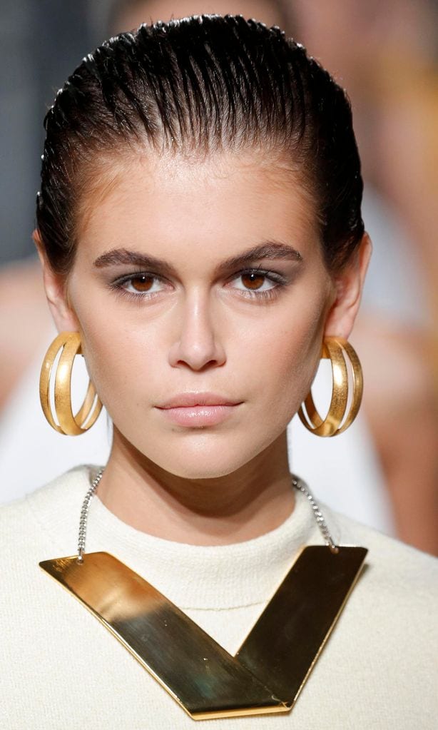 los aros en sus diferentes versiones se incluyen entre las tendencias de accesorios del verano de 2020