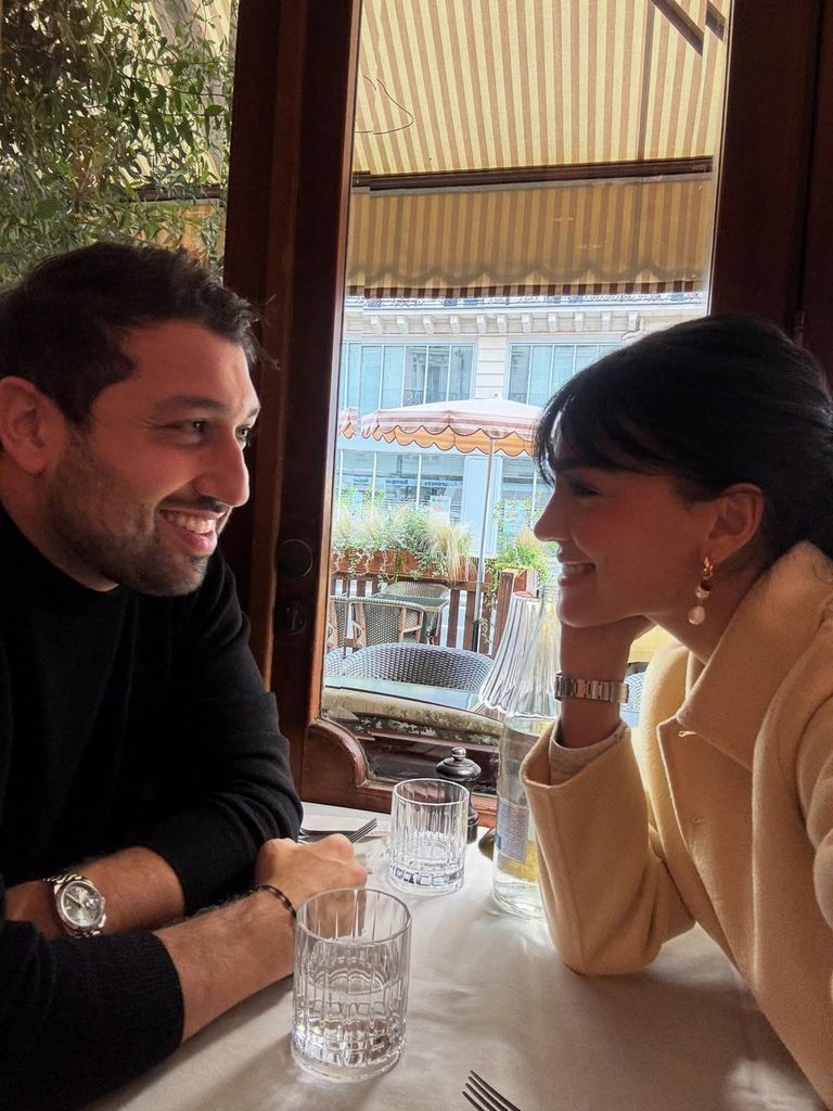 La pareja se encuentra en París como parte del estreno de 'Bridgerton'.