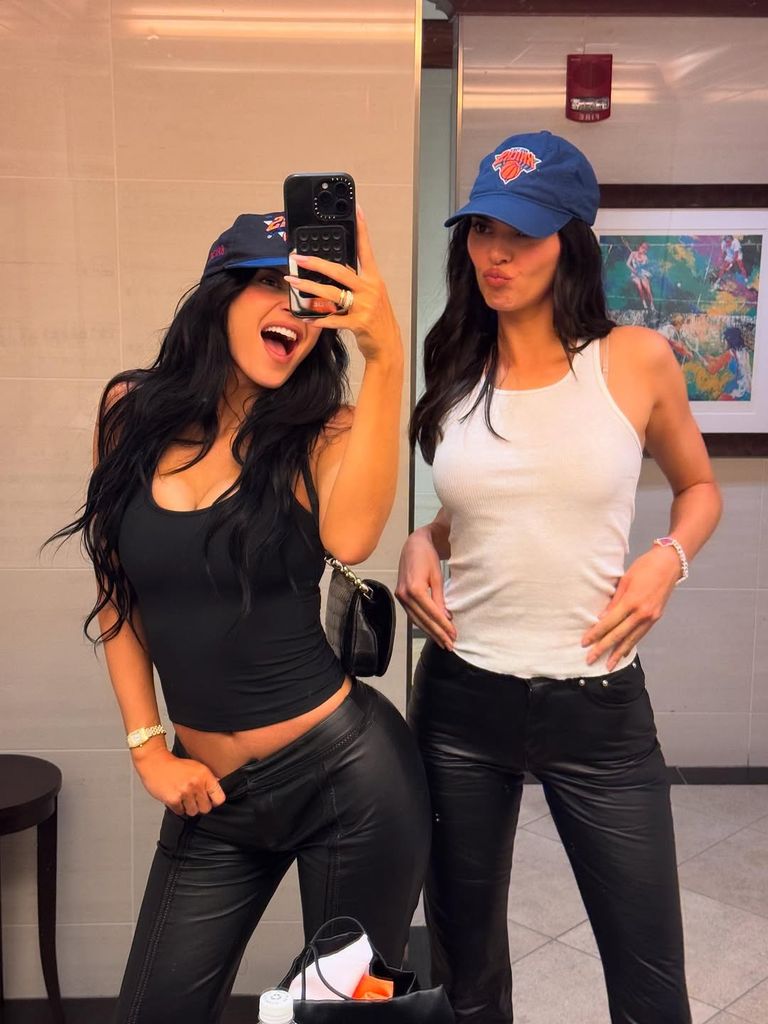 Kylie y Kendall Jenner listas para el juego de los New York Knicks contra los Boston Celtics.