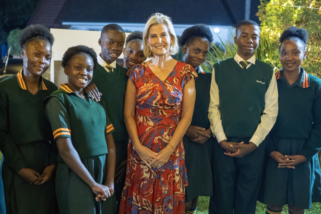 La duquesa de Edimburgo durante una recepción para estudiantes, docentes, investigadores, voluntarios, alumno británicos y socios educativos en Coton House, la residencia del Alto Comisionado británico en Lusaka, para celebrar a las personas e instituciones que crean oportunidades a través del aprendizaje, en su visita a Zambia