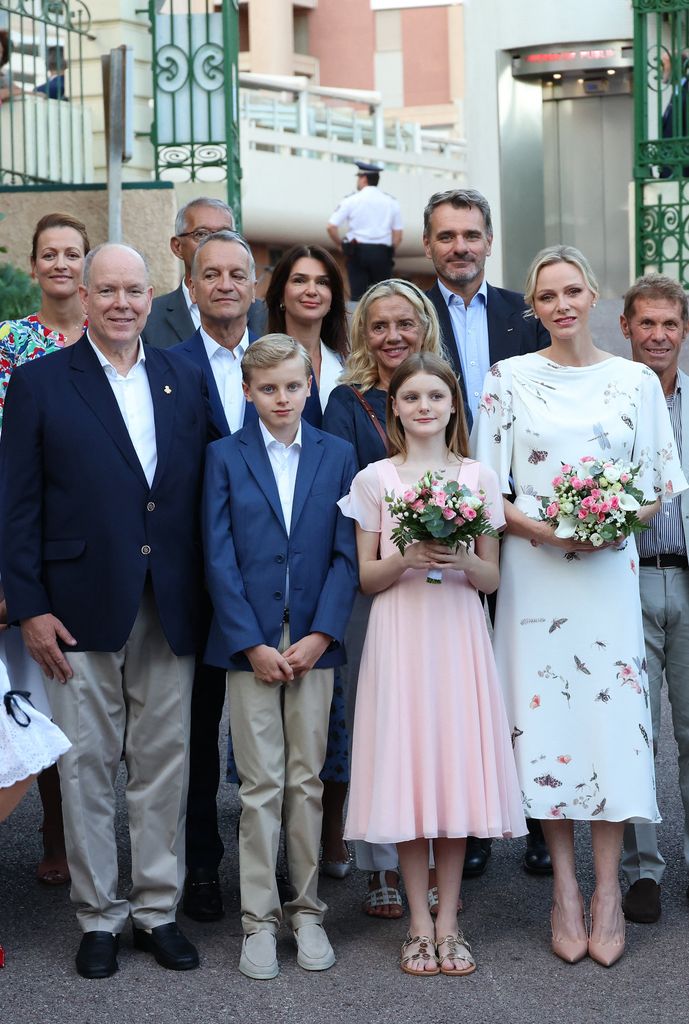 Charlene de Mónaco vuelve a elegir el blanco en el tradicional picnic junto al príncipe Alberto y sus hijos, 2026.