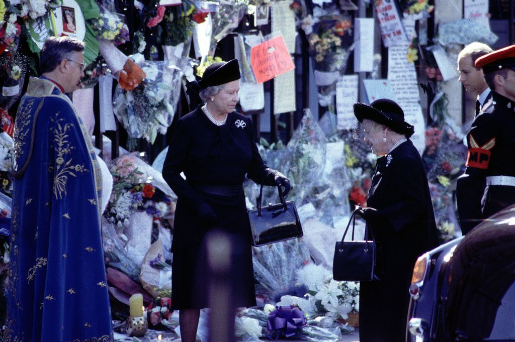 La reina Isabel II y la Reina Madre llegando al funeral de Diana de Gales en la Abadía de Westminster