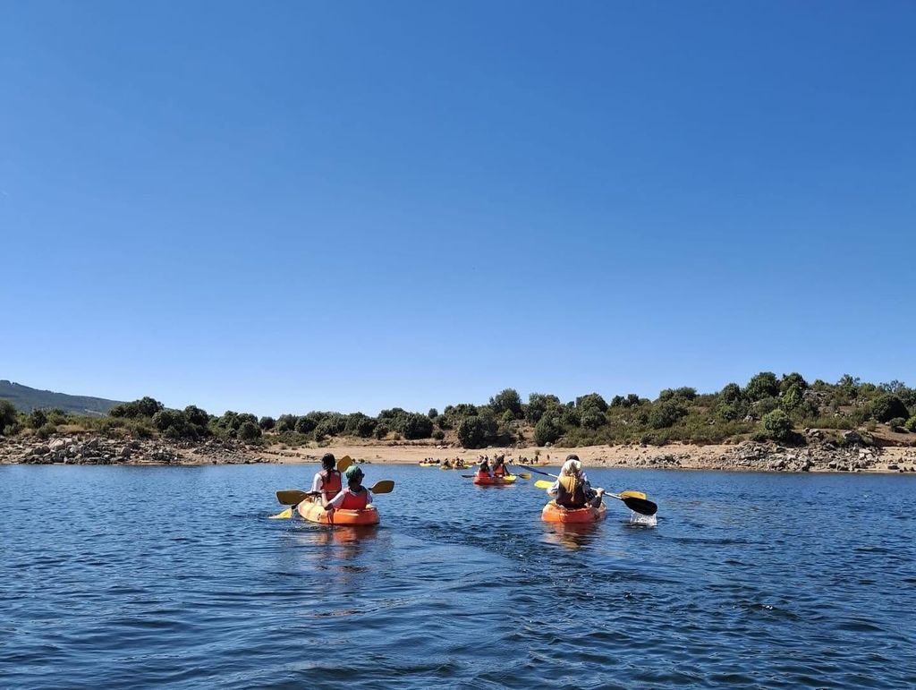Piraguas en el pantano de El Atazar
