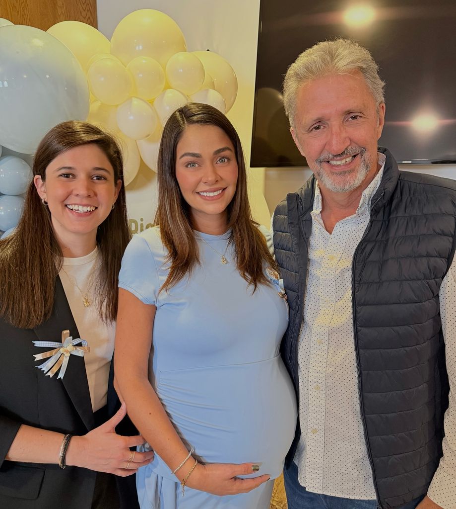 Claudia Martín posó para una foto junto a su papá y su hermana Dani, quienes la acompañaron en el especial festejo.