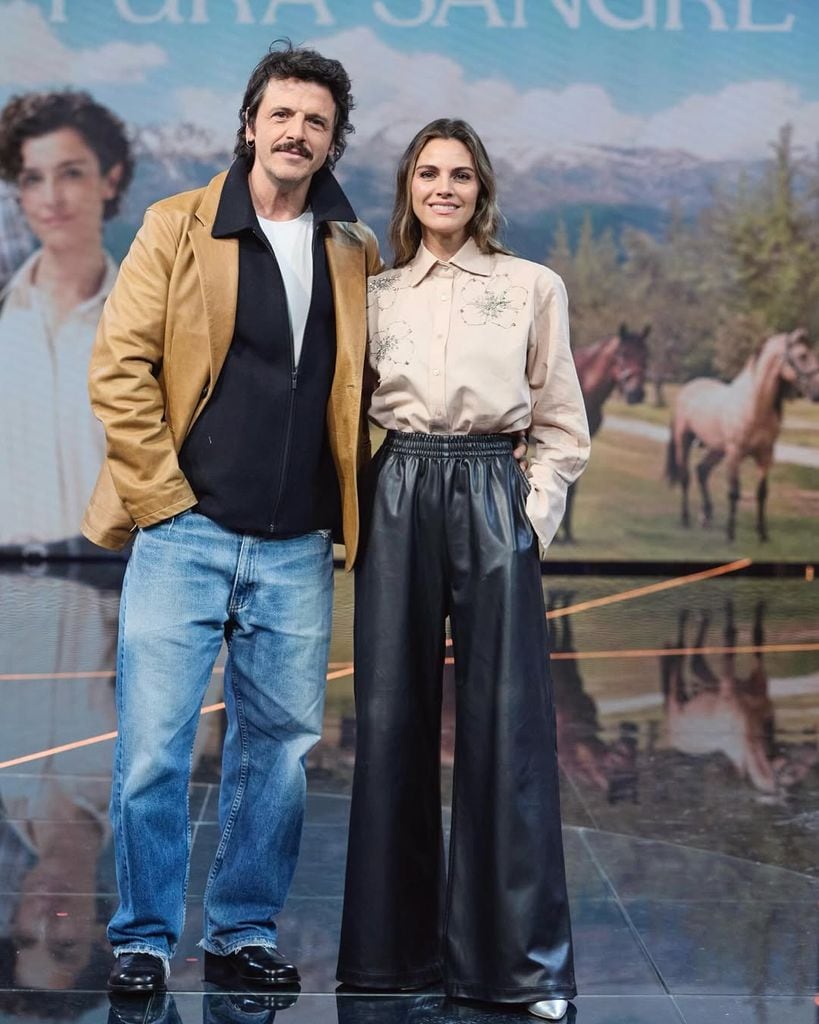 Amaia Salamanca y su camisa bordada