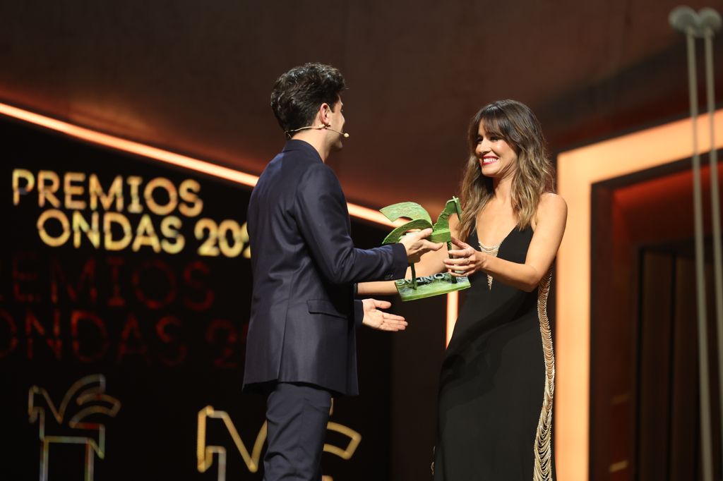Plano medio de Isabel Jiménez recibiendo un premio 