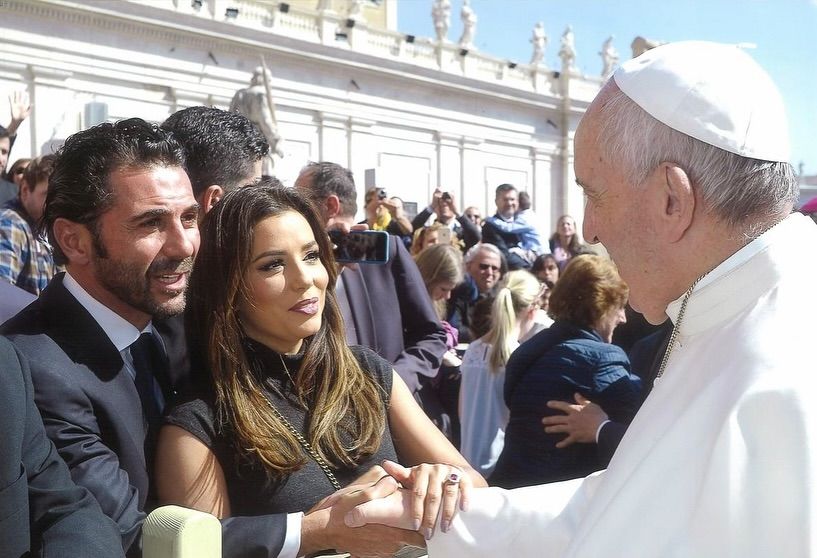 Eva Longoria y Pepe Bastón con el Papa Francisco