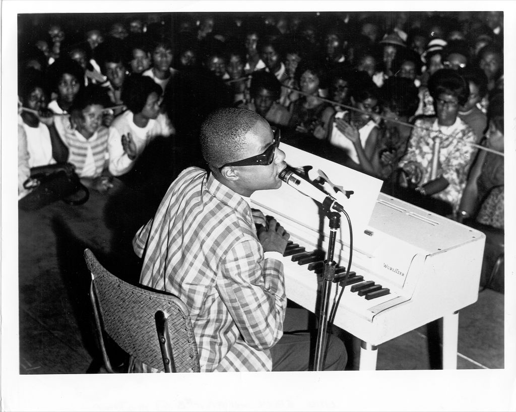 Stevie Wonder toca el piano durante una actuación hacia 1965, cuando aún era una joven estrella de Motown
