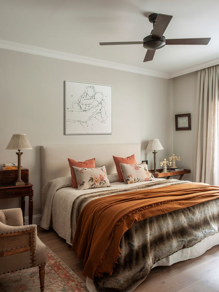 Dormitorio con ventilador de techo.