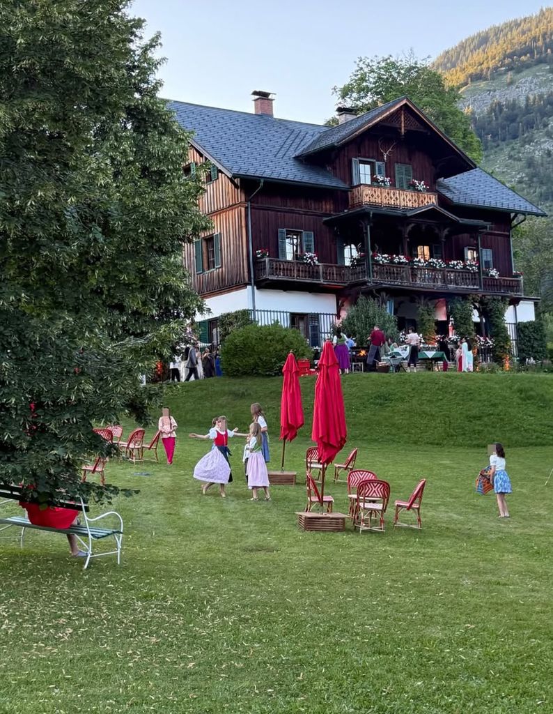 Detalles de la decoración del jardín con algunos niños jugando
